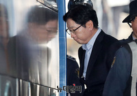 [포토] 징역2년 선고, 구치소 향하는 김경수 경남지사