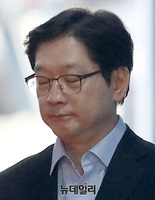 [포토] 두 눈 감은 김경수 경남도지사