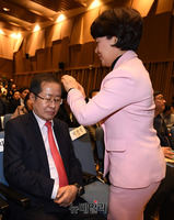 [포토] 홍준표 전 대표 머리 만지는 이순삼 여사