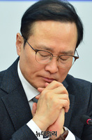 [포토] 눈 감은 홍영표 민주당 원내대표