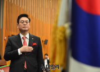 [포토] 국민의례하는 정우택 한국당 의원