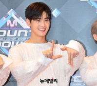 [포토] 아스트로 차은우, 여심 녹이는 미소