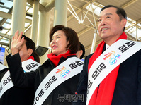 [포토] 귀성객에게 인사하는 '김병준-나경원'