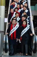 [포토] 설 귀성인사 위해 서울역 향하는 자유한국당 지도부