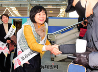 [포토] 귀성객들과 악수하며 인사나누는 이정미