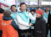 [포토] 용산역서 귀경인사하는 손학규 바른미래당 대표