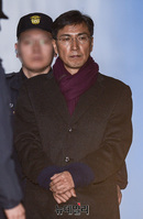 [포토] 굳은표정으로 호송차 타는 안희정