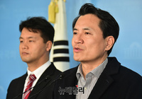 [포토] 문재인 대통령 내외 특검 요구하는 김진태 한국당 의원