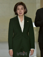 [포토] 운영위원장실 향하는 나경원 자유한국당 원내대표