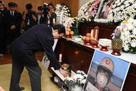 [포토] 故 김용균 씨 빈소 찾은 이해찬 대표