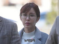 [포토] 상습도박 혐의, 2번째 공판 출석하는 가수 슈