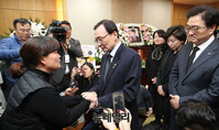 [포토] 故 김용균씨 어머니 위로하는 이해찬 대표