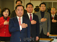 [포토] 국민의례하는 김병준 한국당 비대위원장