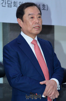 [포토] 심포지엄 참석한 김병준 한국당 비대위원장