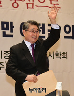 [포토] 5.18 진상규명 공청회서 인사하는 지만원