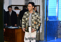 [포토] 훈훈함 풍기며 입장하는 변요한