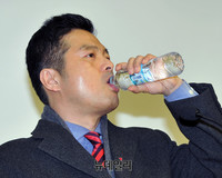 [포토] 물 마시는 김태우 전 수사관