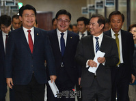 [포토] 비대위 입장하는 김병준-정용기