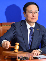 [포토] 의사진행하는 홍영표 민주당 원내대표