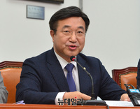 [포토] 이해찬 민주당 대표 원고 대독하는 윤호중