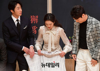 [포토] 고아라 무릎담요 챙기는 정일우