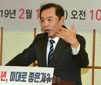 [포토] 주휴수당 관련 발언하는 김병준 한국당 비대위원장