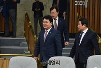 [포토] 원내정책회의 입장하는 정용기