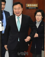 [포토] 회견장으로 들어서는 손학규 바른미래당 대표