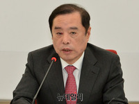 [포토] 기자회견하는 김병준 한국당 비대위원장