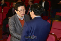 [포토] 악수 나누는 황교안-안상수