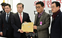 [포토] 5월 단체 항의서한 전달 받는 김병준 한국당 비대위원장