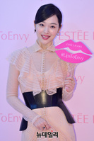 [포토] 설리, 연분홍 드레스 입고 설레는 포즈