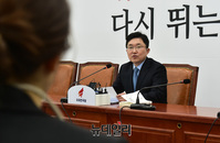 [포토] 기자들의 질문에 답하는 김용태 사무총장