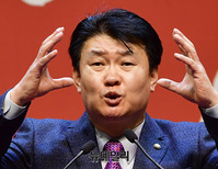 [포토] 인사말하는 정용기 한국당 정책위의장