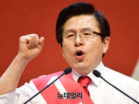 [포토] 주먹 쥔 황교안 한국당 당대표 후보 