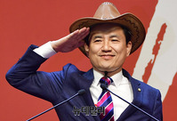 [포토] 카우보이 모자 쓰고 경례하는 김진태