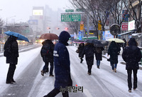[포토] 눈 내리는 출근길