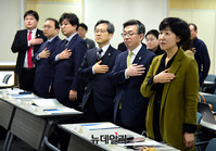 [포토] 국민의례하는 '2018 인권보고대회' 참석자들