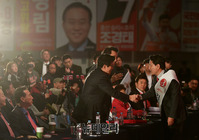 [포토] 정견발표 후 악수나누는 한국당 당대표 후보
