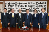 [포토] 한 자리에 모인 국회의장과 여야5당 원내대표