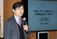 [포토] 이승만 저서 '독립정신' 강의하는 김명섭 교수