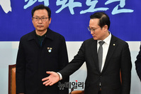 [포토] 데면데면한 홍영표 원내대표와 민노총 지도부