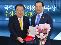 [포토] '국회도서관 이용 최우수 의원상' 수상한 김중로 의원 