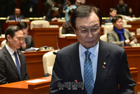 [포토] 단상으로 향하는 이해찬 더불어민주당 대표