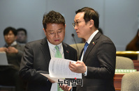 [포토] 대화 나누는 홍영표 원내대표와 이철희 의원