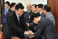 [포토] 개성공단 관계자들과 악수 나누는 손학규