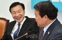 [포토] 개성공단 관계자들과 환담 나누는 손학규 바른미래당 대표