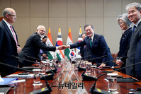 [포토] 확대 정상회담서 악수나누는 '문재인-모디' 정상