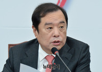 [포토] 모두발언하는 김병준 비대위원장