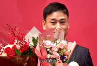 [포토] 딸 여서정 선수 신인상 대리수상한 여홍철 선수